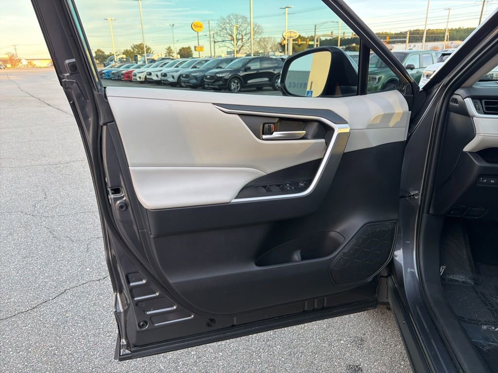 Used 2025 Toyota RAV4 XLE image 12