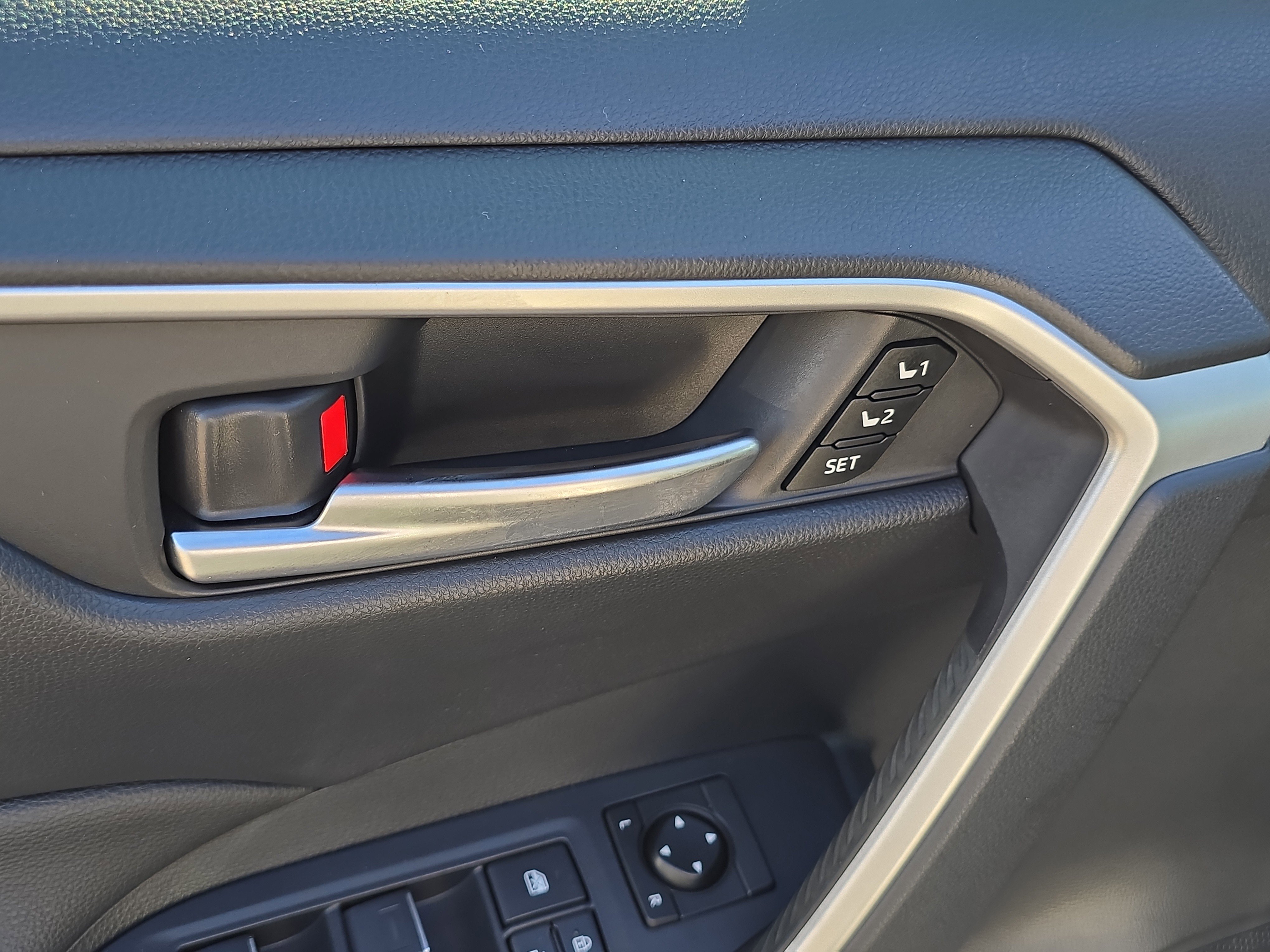 Used 2020 Toyota RAV4 XLE Premium image 21