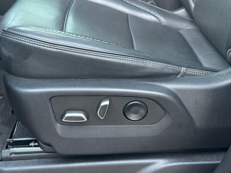 Used 2022 GMC Yukon Denali w/ Denali Premium Package image 25