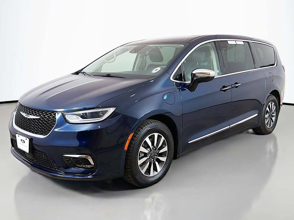 Used 2023 Chrysler Pacifica Limited w/ Uconnect Theater Family Group FWD image 14