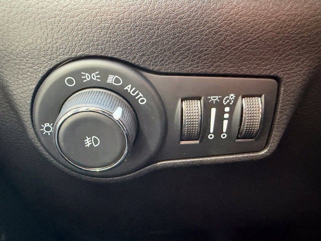 Used 2023 Jeep Compass High Altitude AWD/4WD image 29