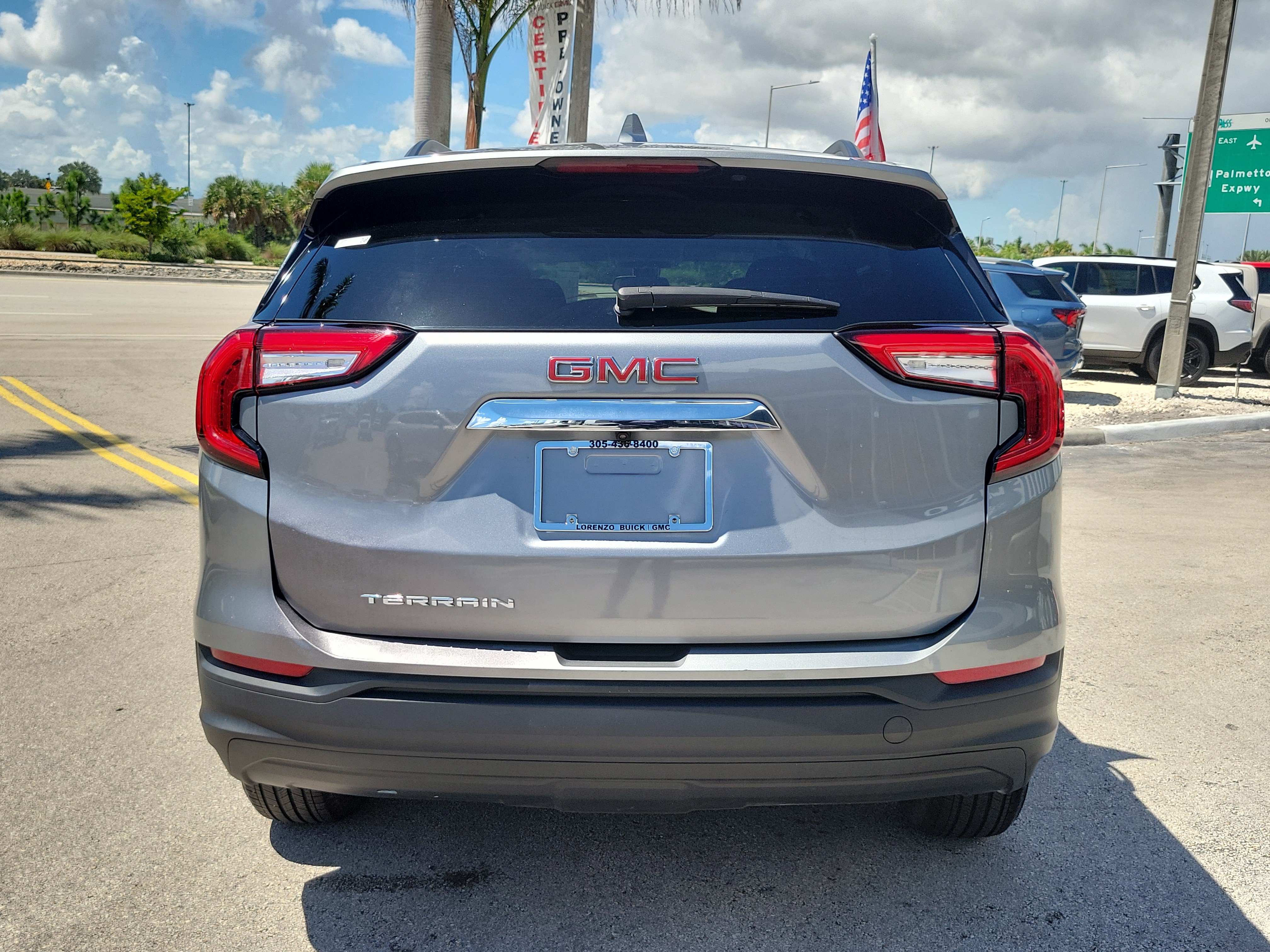 Used 2024 GMC Terrain SLE w/ Driver Convenience Package FWD image 6