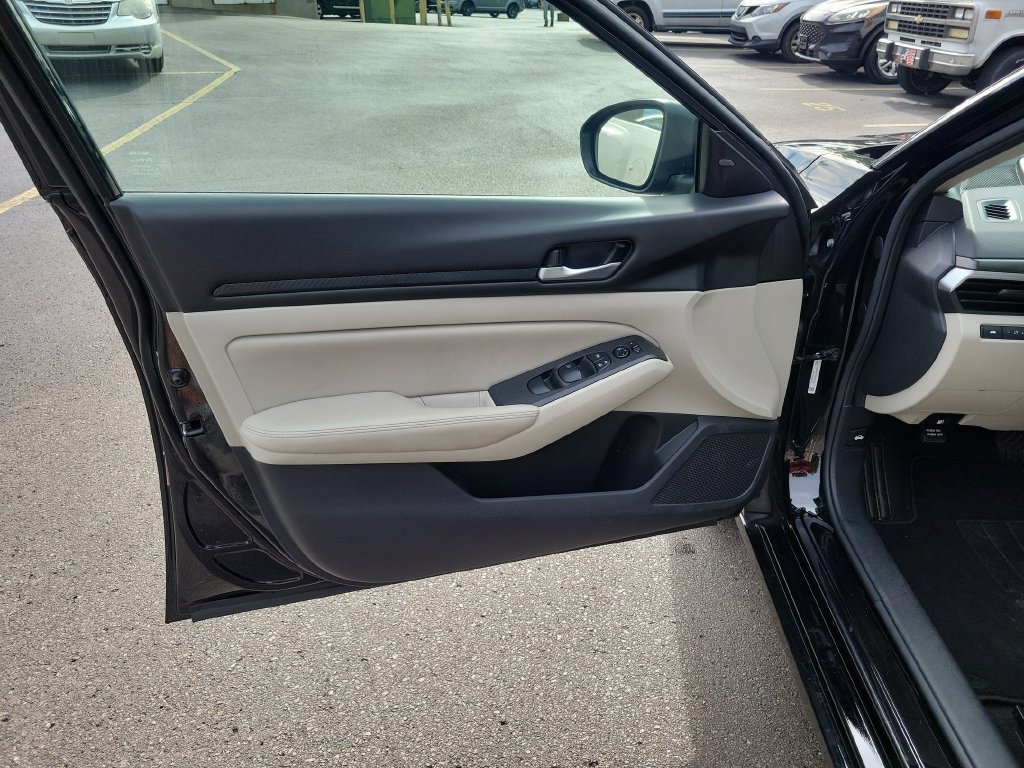 Used 2025 Nissan Altima 2.5 SV FWD image 19