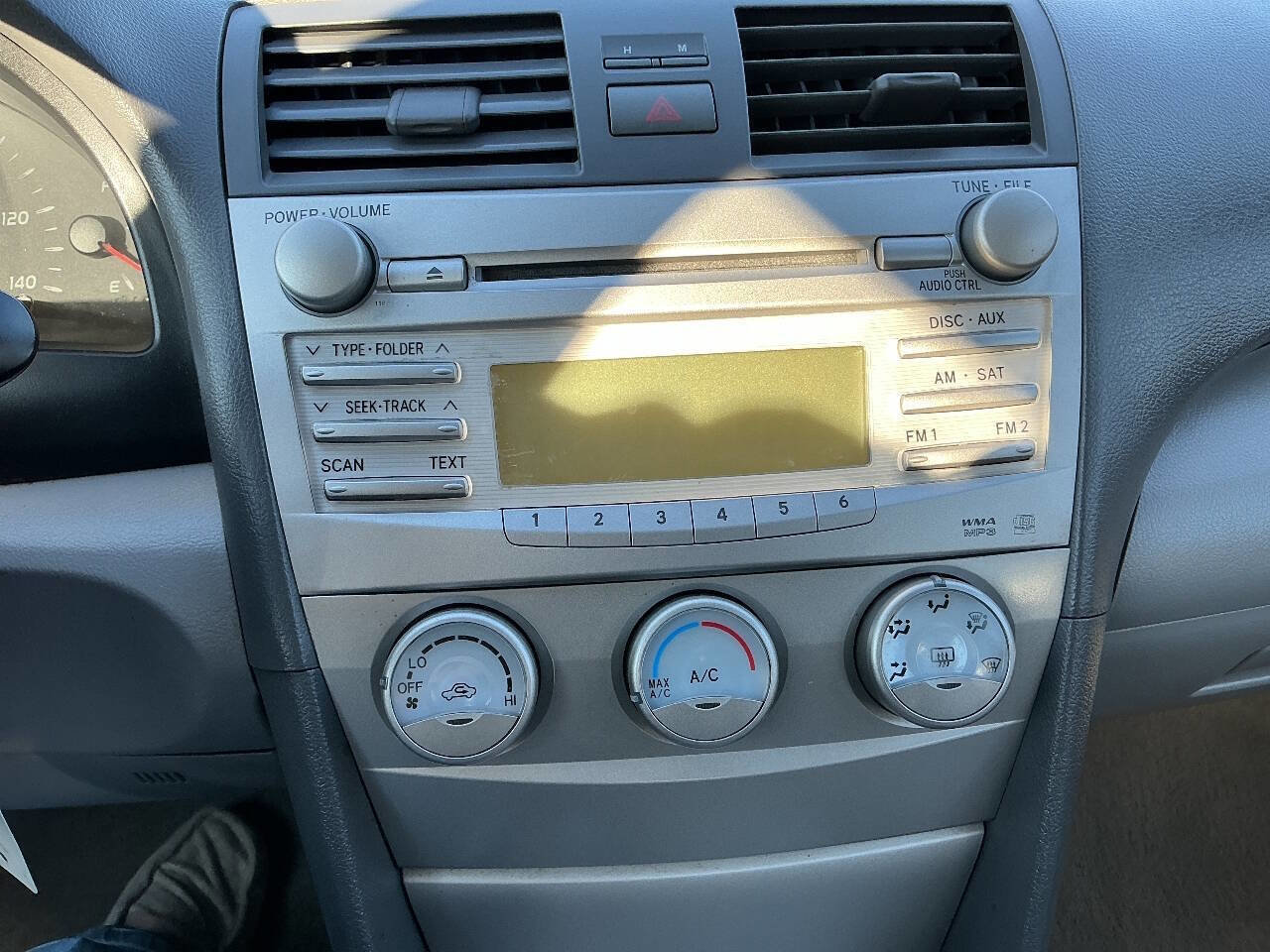 Used 2011 Toyota Camry LE FWD image 30