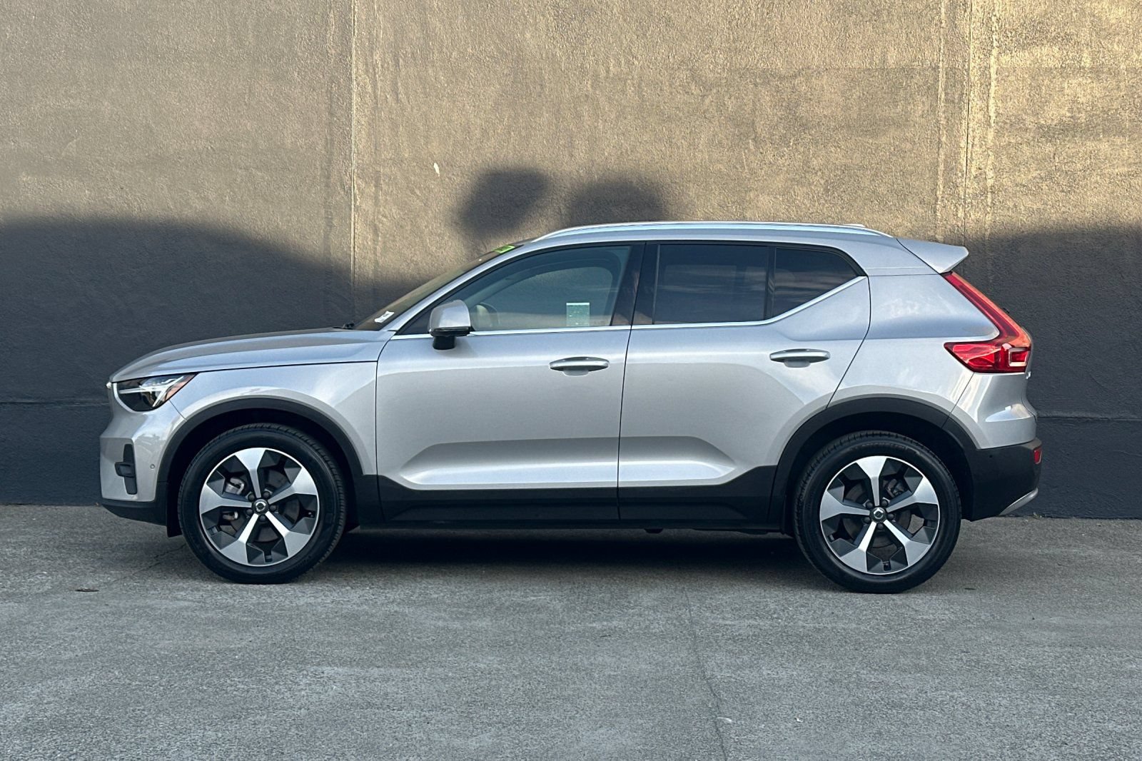 Certified 2025 Volvo XC40 B5 Plus AWD/4WD image 6