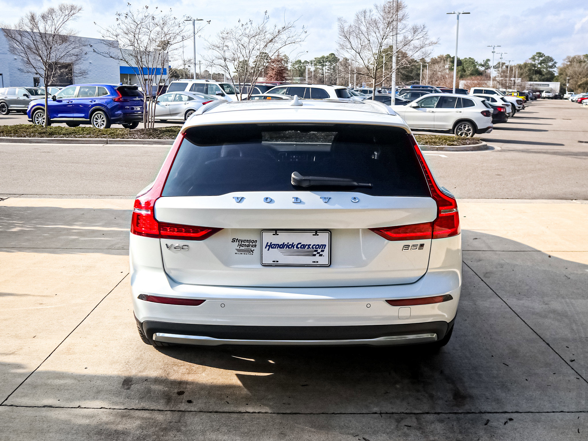 Used 2025 Volvo V60 B5 Cross Country Plus image 9