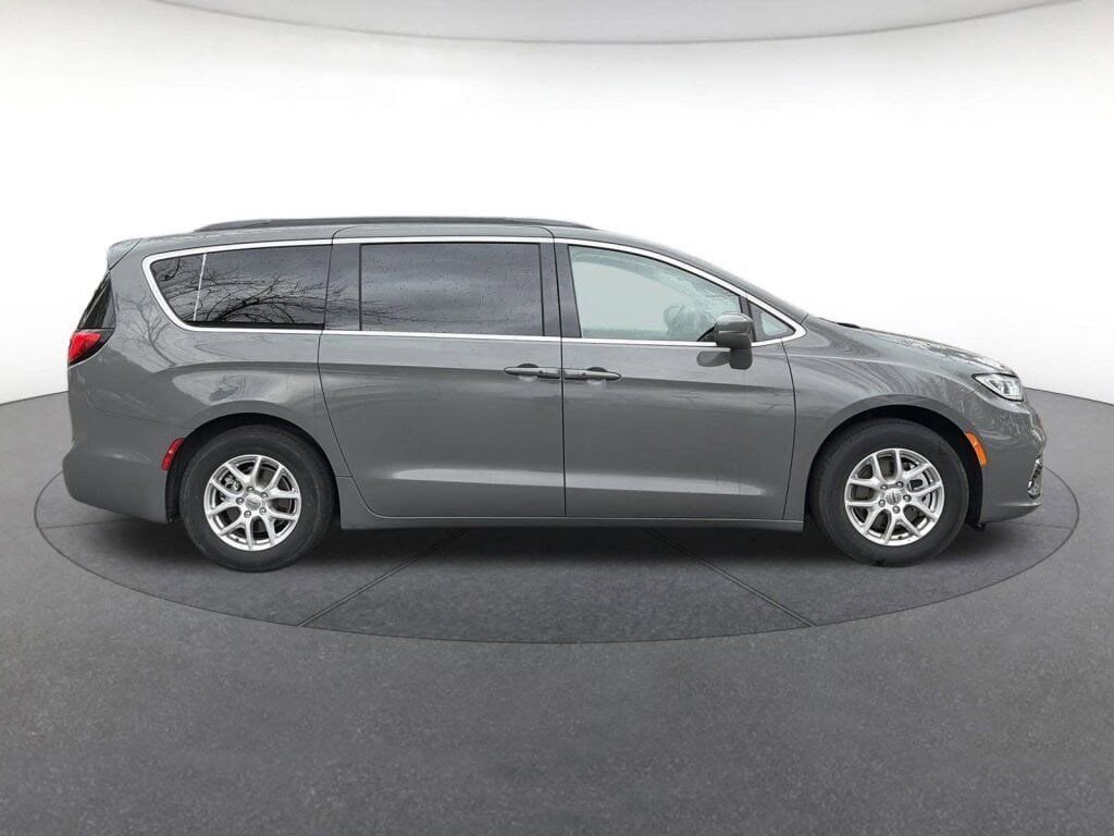 Used 2022 Chrysler Pacifica Touring-L image 6
