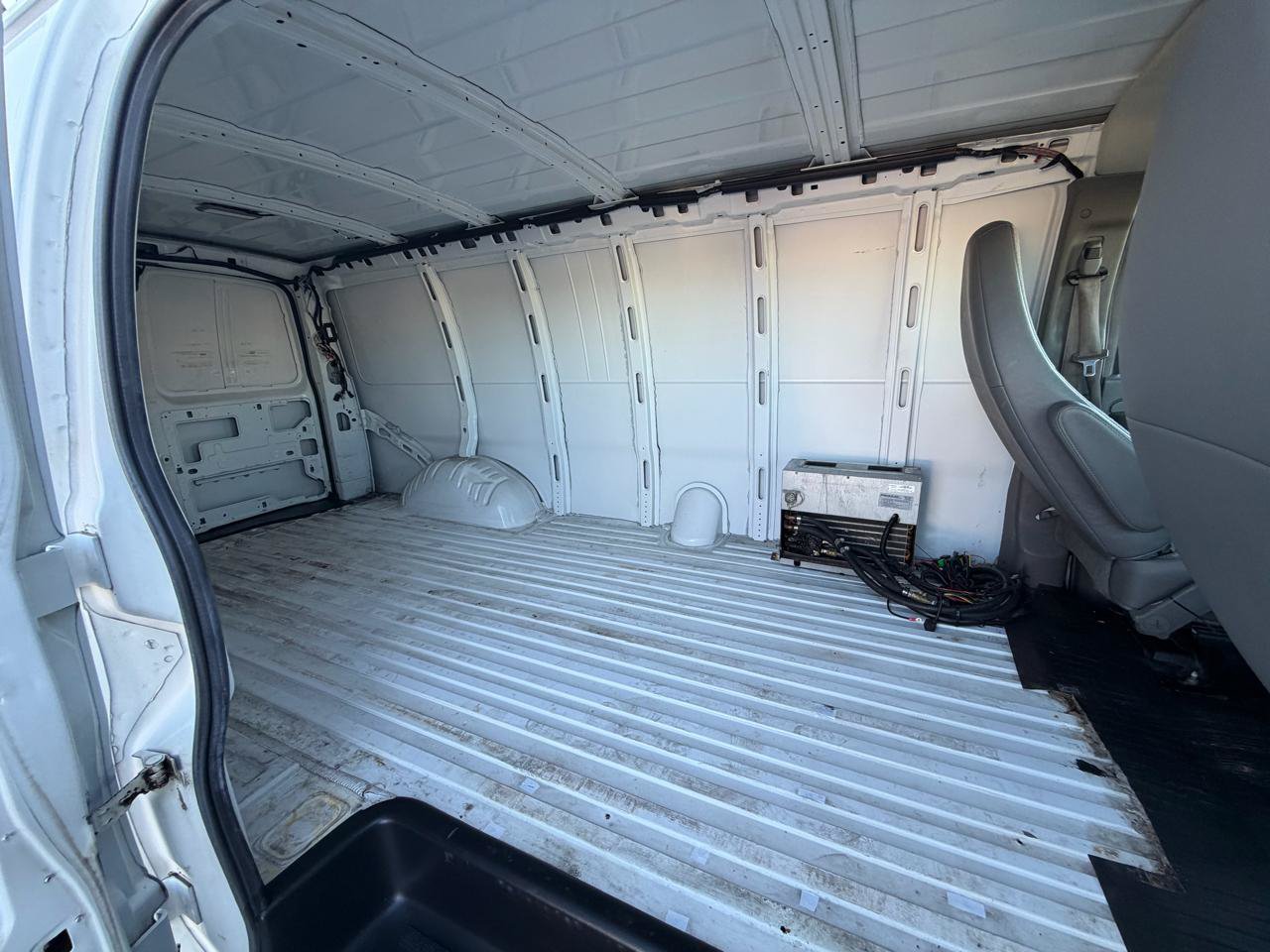 Used 2014 Chevrolet Express 3500 Extended RWD image 15