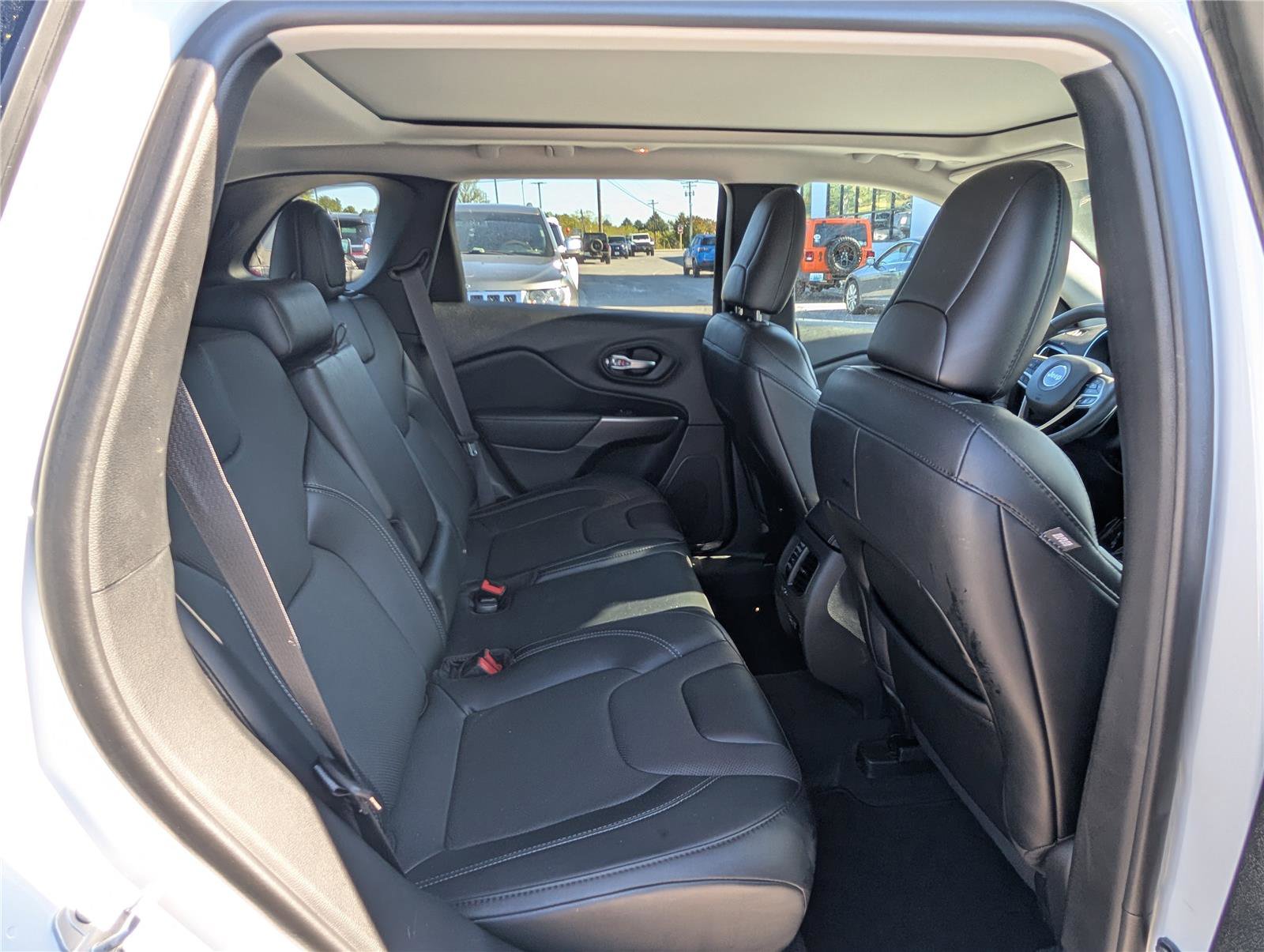 Used 2022 Jeep Cherokee Limited image 8