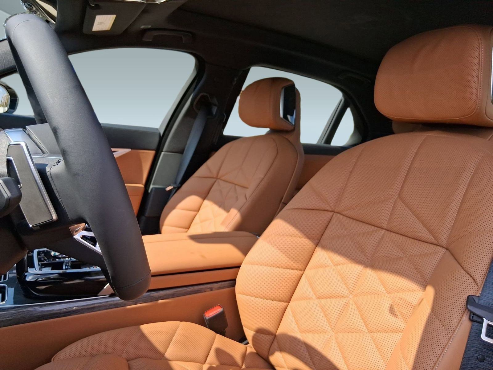New 2026 BMW 740i w/ Premium Package image 4