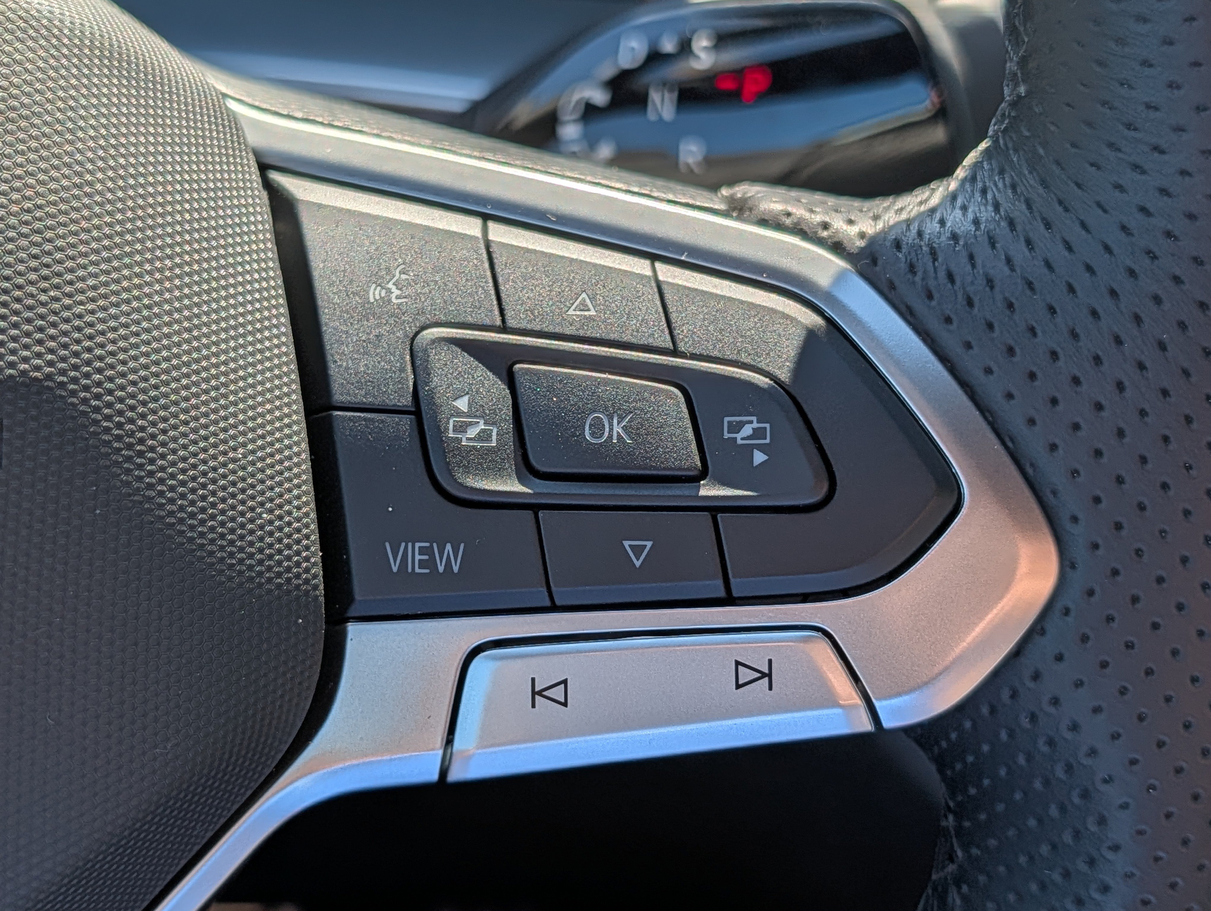 Certified 2026 Volkswagen Tiguan SE R-Line AWD/4WD image 31