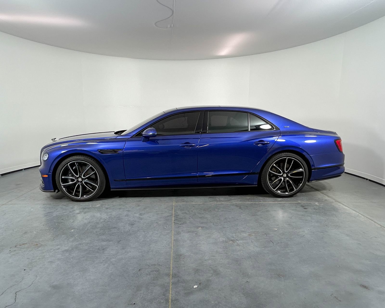 Used 2024 Bentley Flying Spur V8 image 11