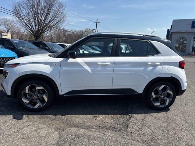 Used 2023 Hyundai Venue Limited image 19