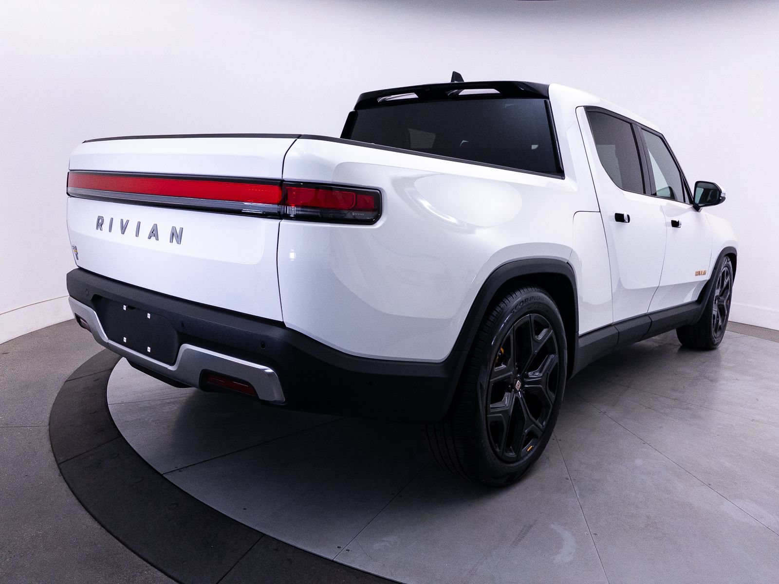Used 2023 Rivian R1T Adventure AWD/4WD image 18