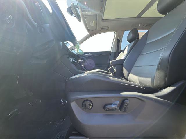 Used 2018 Volkswagen Tiguan SE w/ Panoramic Sunroof Package image 12