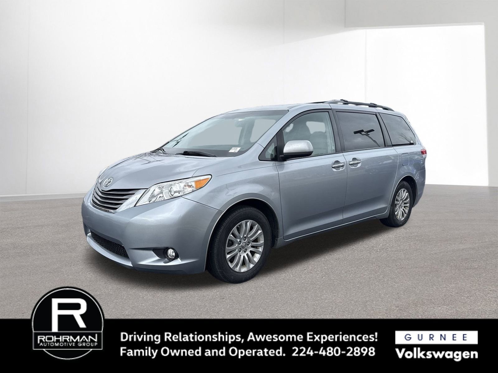 Used 2014 Toyota Sienna XLE image 1