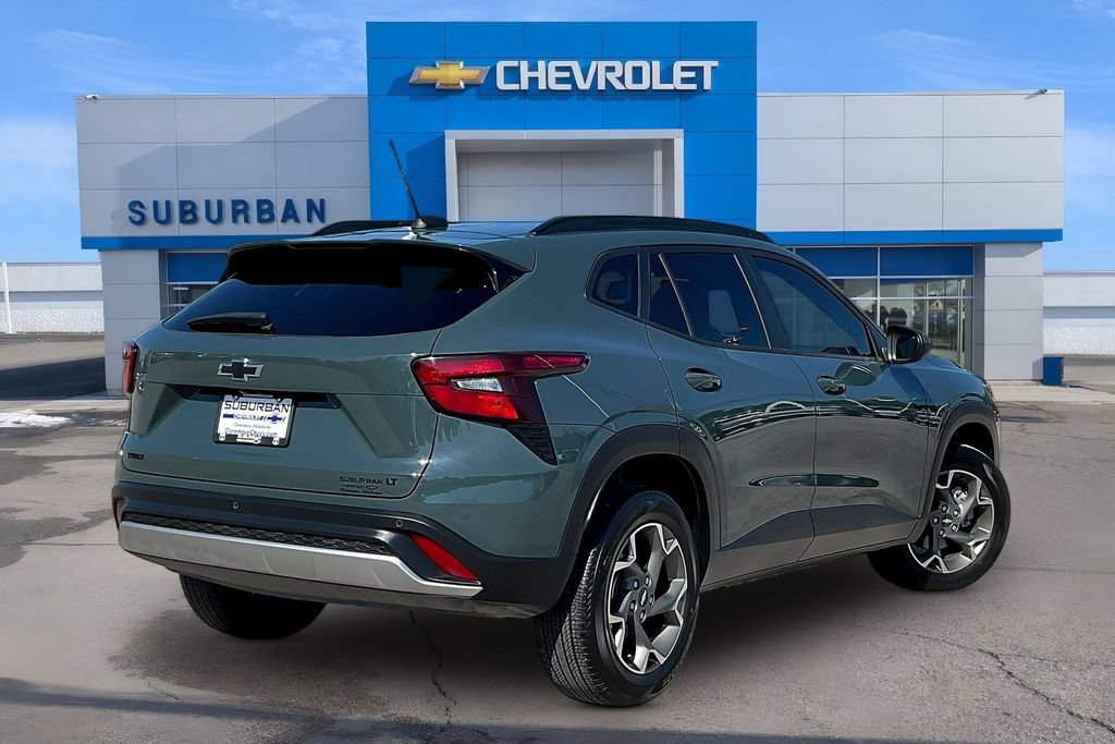 Used 2025 Chevrolet Trax LT w/ Sunroof Package FWD image 4