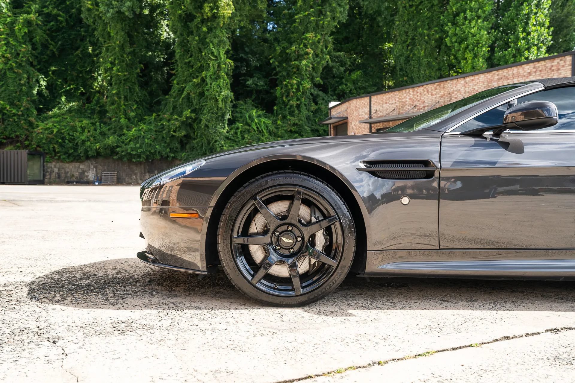 Used 2013 Aston Martin V8 Vantage Roadster RWD image 3