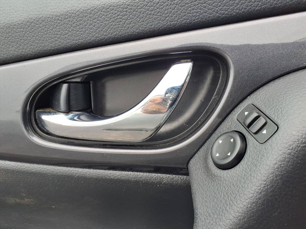 Used 2017 Nissan Rogue SV AWD/4WD image 15