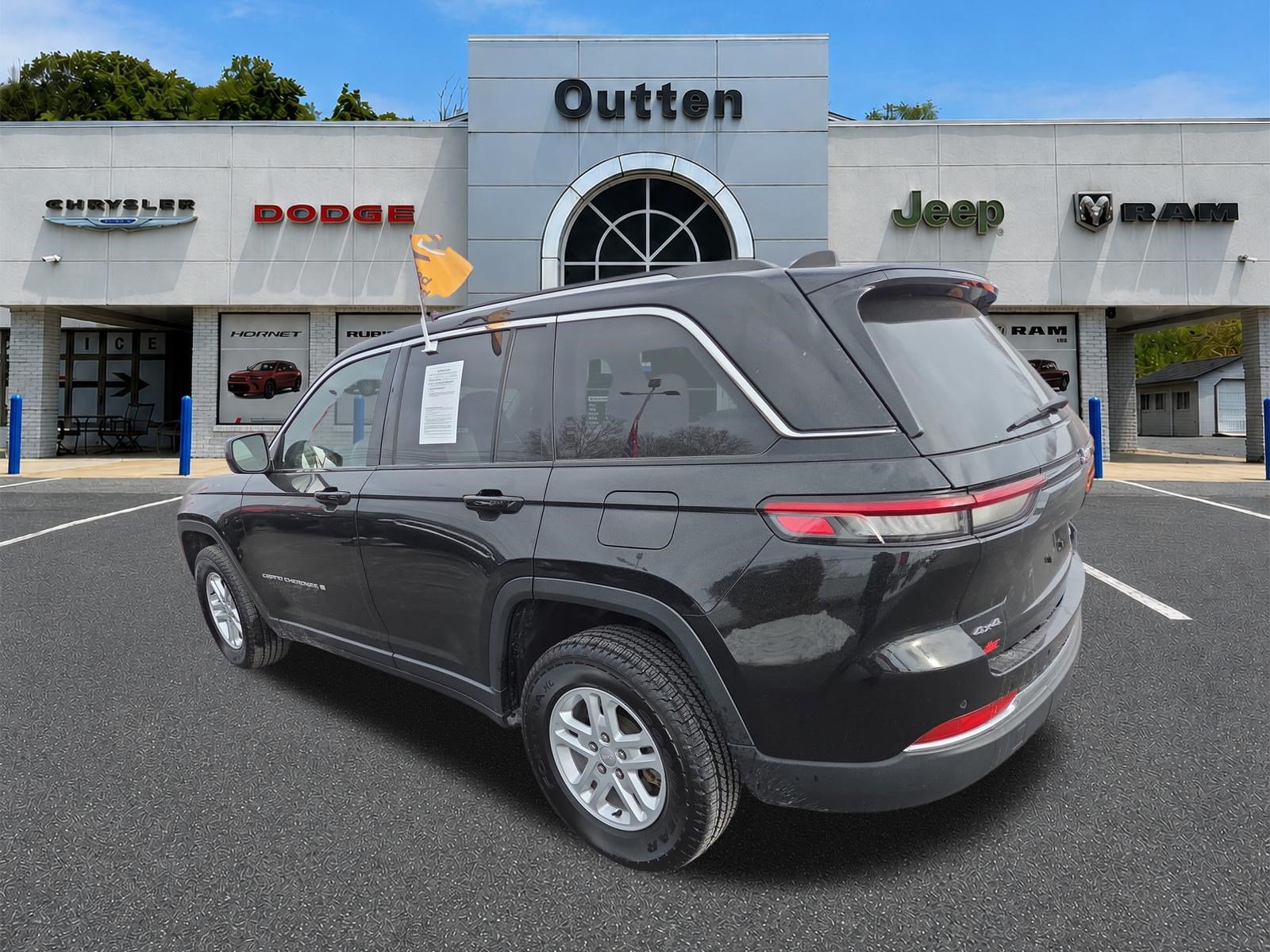 Used 2023 Jeep Grand Cherokee Laredo AWD/4WD image 6