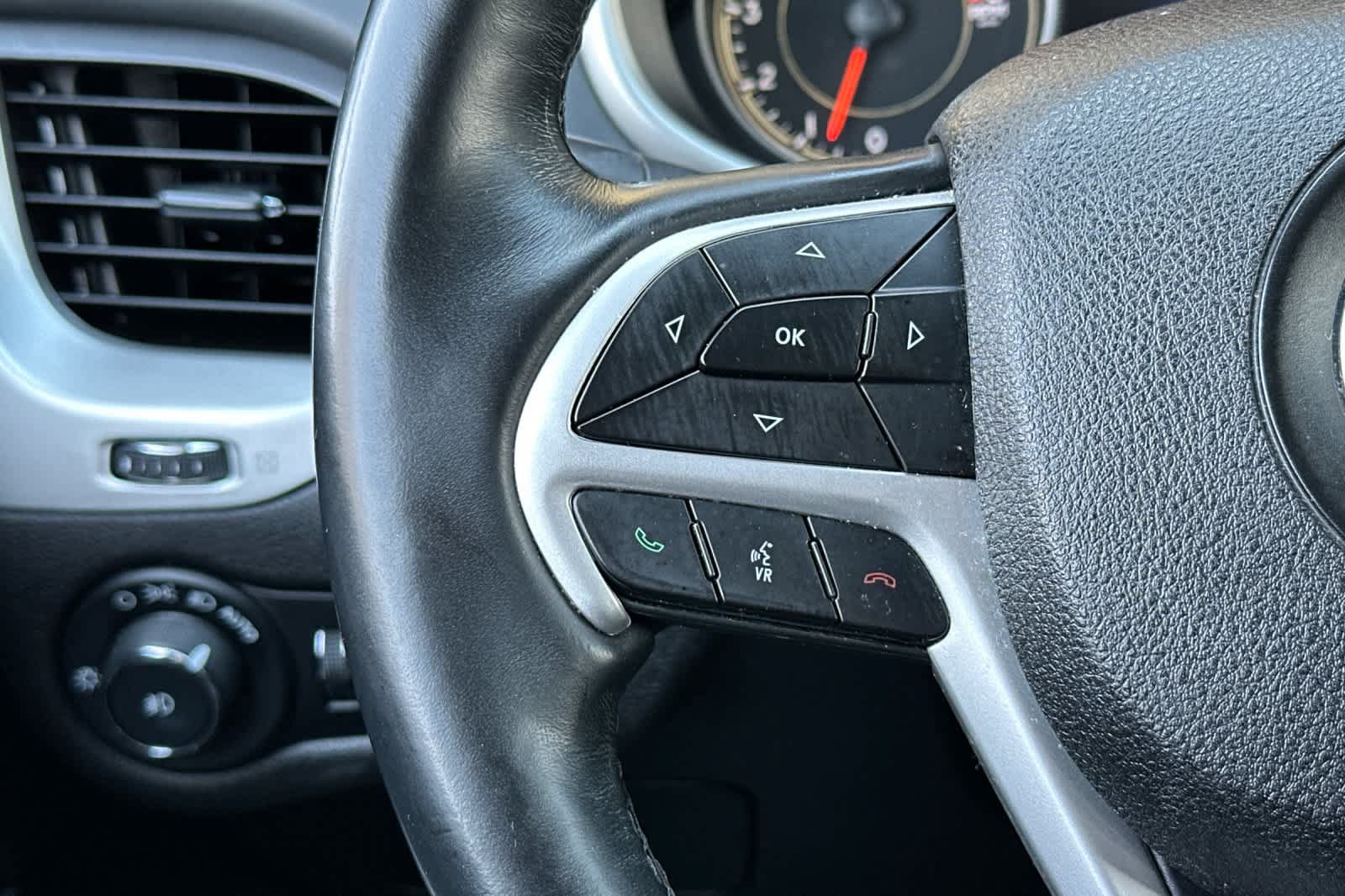 Used 2018 Jeep Cherokee Overland AWD/4WD image 27