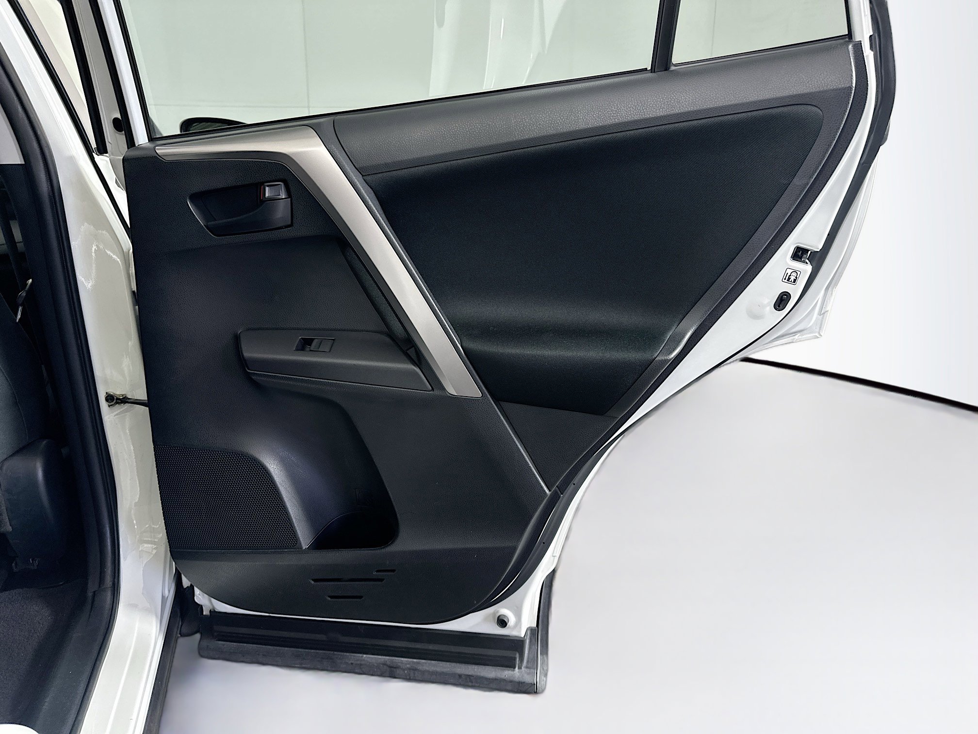 Used 2018 Toyota RAV4 LE FWD image 27