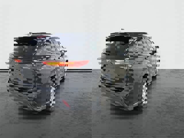 Used 2023 Toyota Highlander L image 3