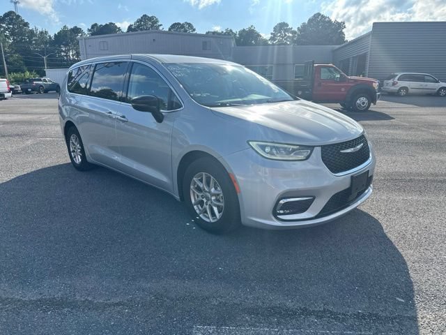 Used 2024 Chrysler Pacifica Touring-L FWD image 3