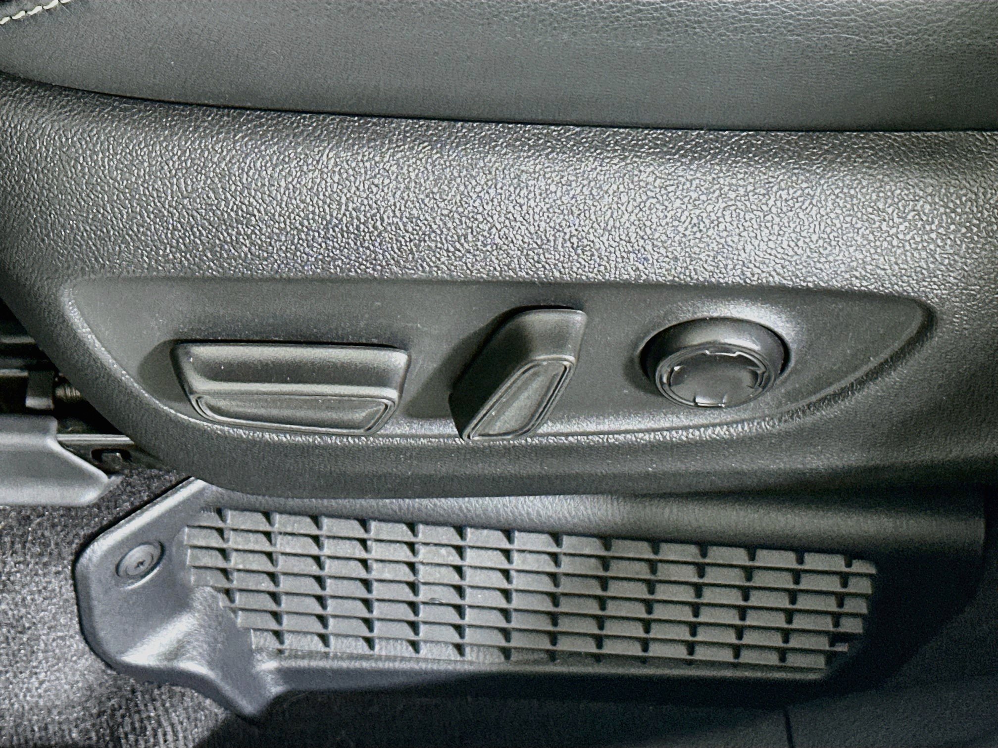 Used 2025 Toyota Sienna Platinum AWD/4WD image 13