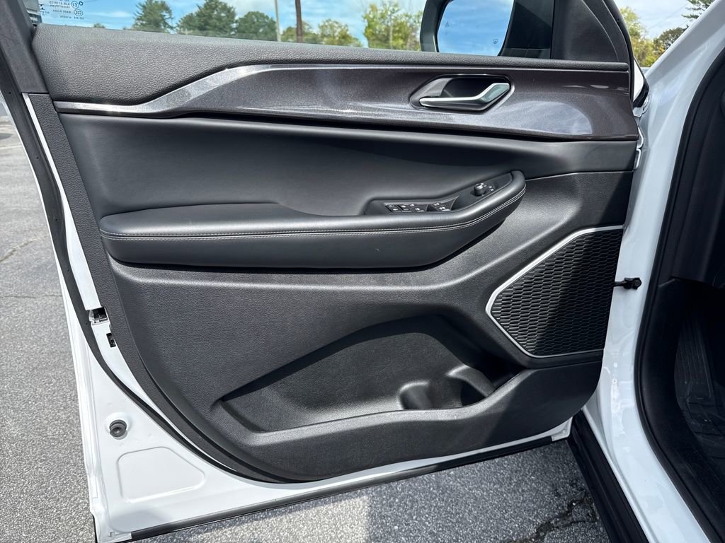 Used 2022 Jeep Grand Cherokee Laredo w/ Luxury Tech Group I image 13