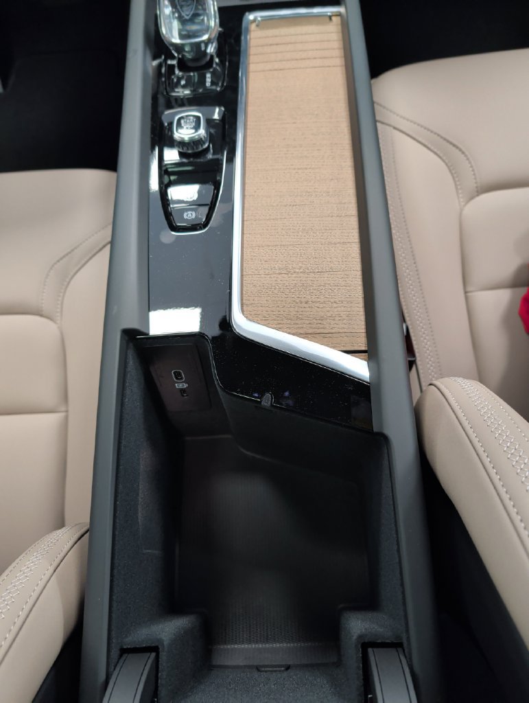 New 2026 Volvo XC60 B5 Plus w/ Protection Package Premier AWD/4WD image 32