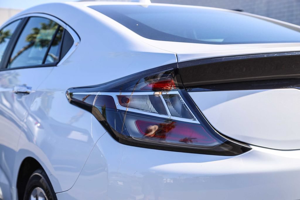 Used 2018 Chevrolet Volt Premier w/ Driver Confidence Package FWD image 7