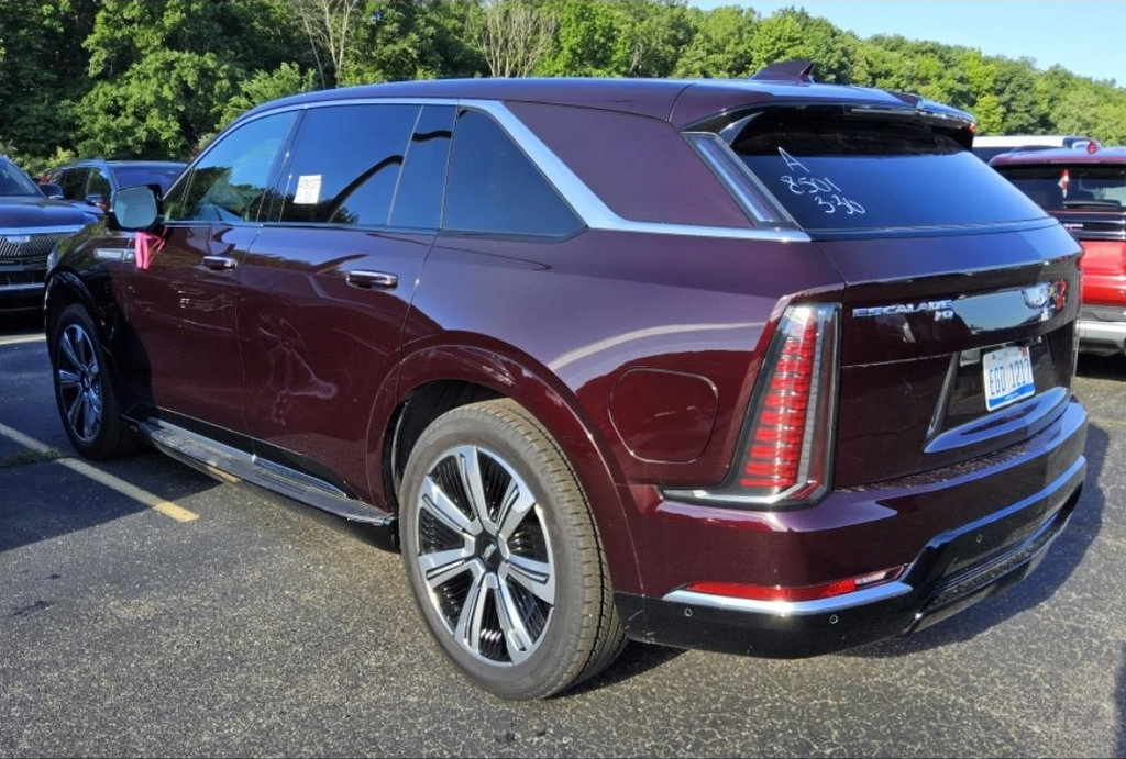 Used 2025 Cadillac Escalade IQ Luxury 2 w/ LPO, Premium Carpet Package AWD/4WD image 6
