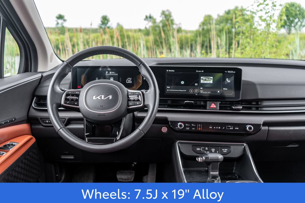Used 2025 Kia Carnival EX FWD image 17
