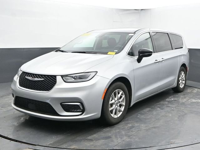 Used 2024 Chrysler Pacifica Touring-L image 6