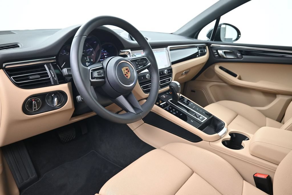 Certified 2026 Porsche Macan AWD/4WD image 4