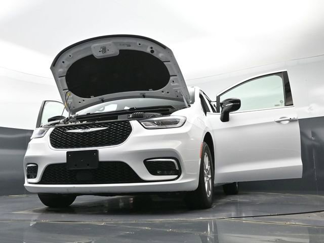 Used 2025 Chrysler Pacifica Select image 55