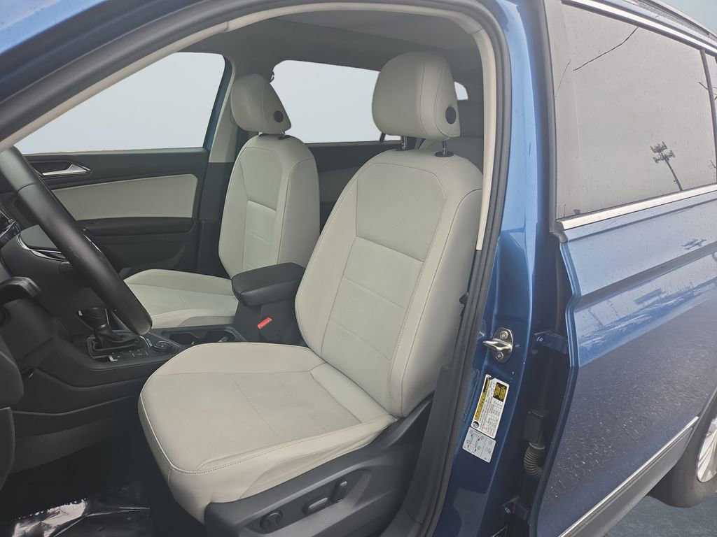 Used 2018 Volkswagen Tiguan SE w/ Panoramic Sunroof Package image 9