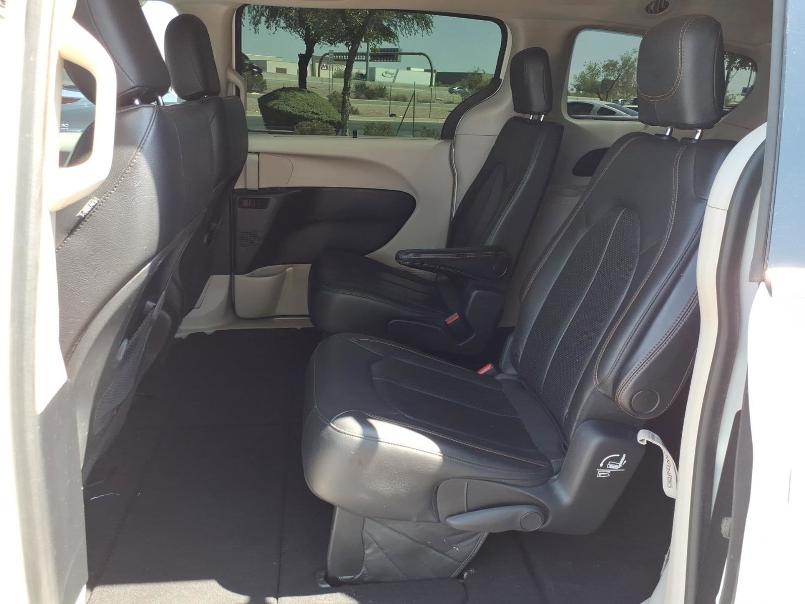 Used 2019 Chrysler Pacifica Touring-L image 13