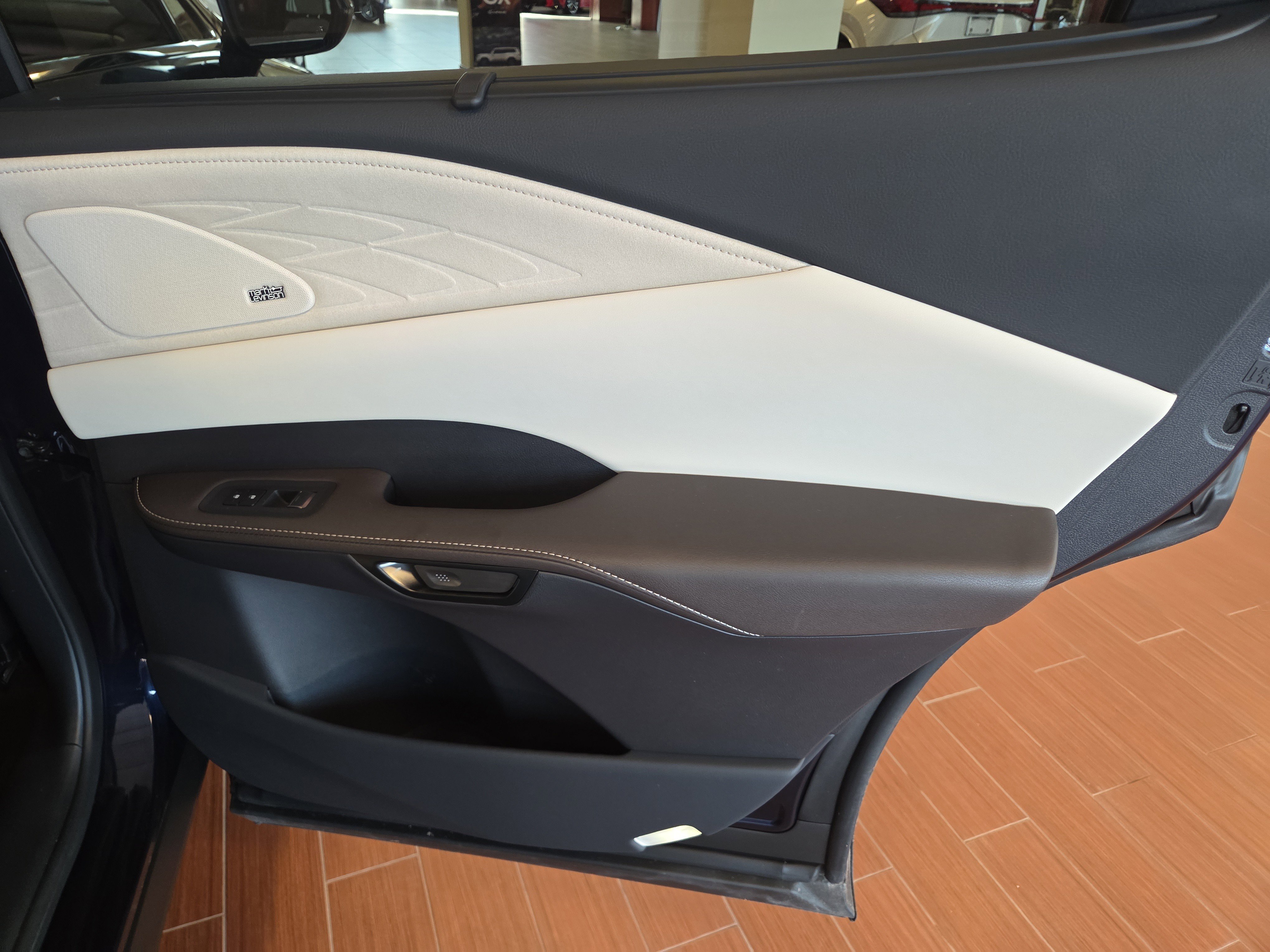 Certified 2025 Lexus RX 450h AWD w/ Convenience Package image 18