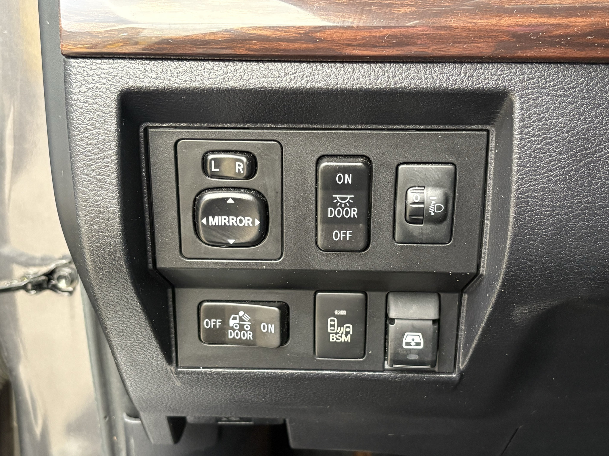 Used 2017 Toyota Tundra Limited w/ Limited Premium Package RWD image 12