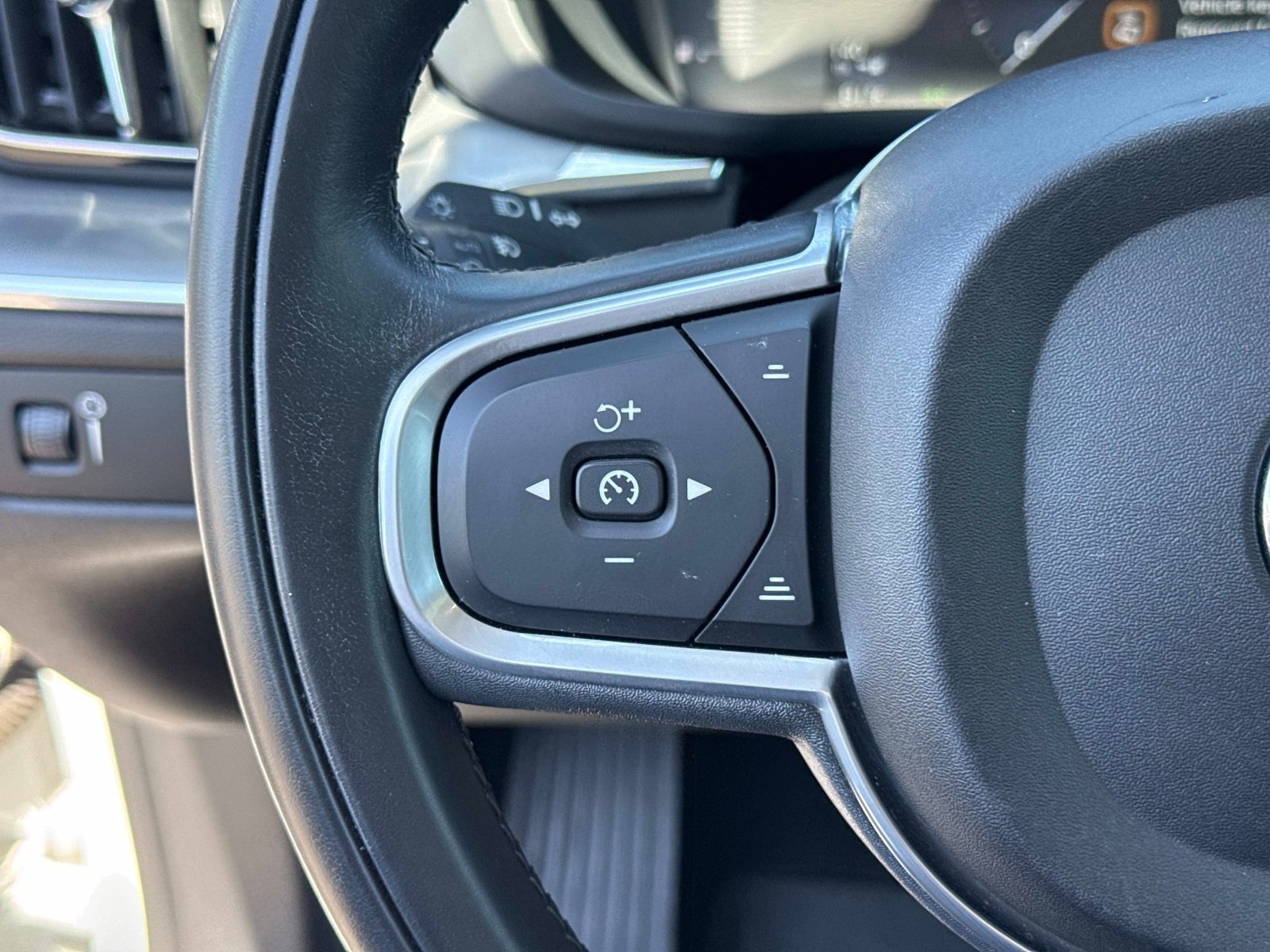 Used 2018 Volvo XC60 T5 Momentum w/ Convenience Package AWD/4WD image 31