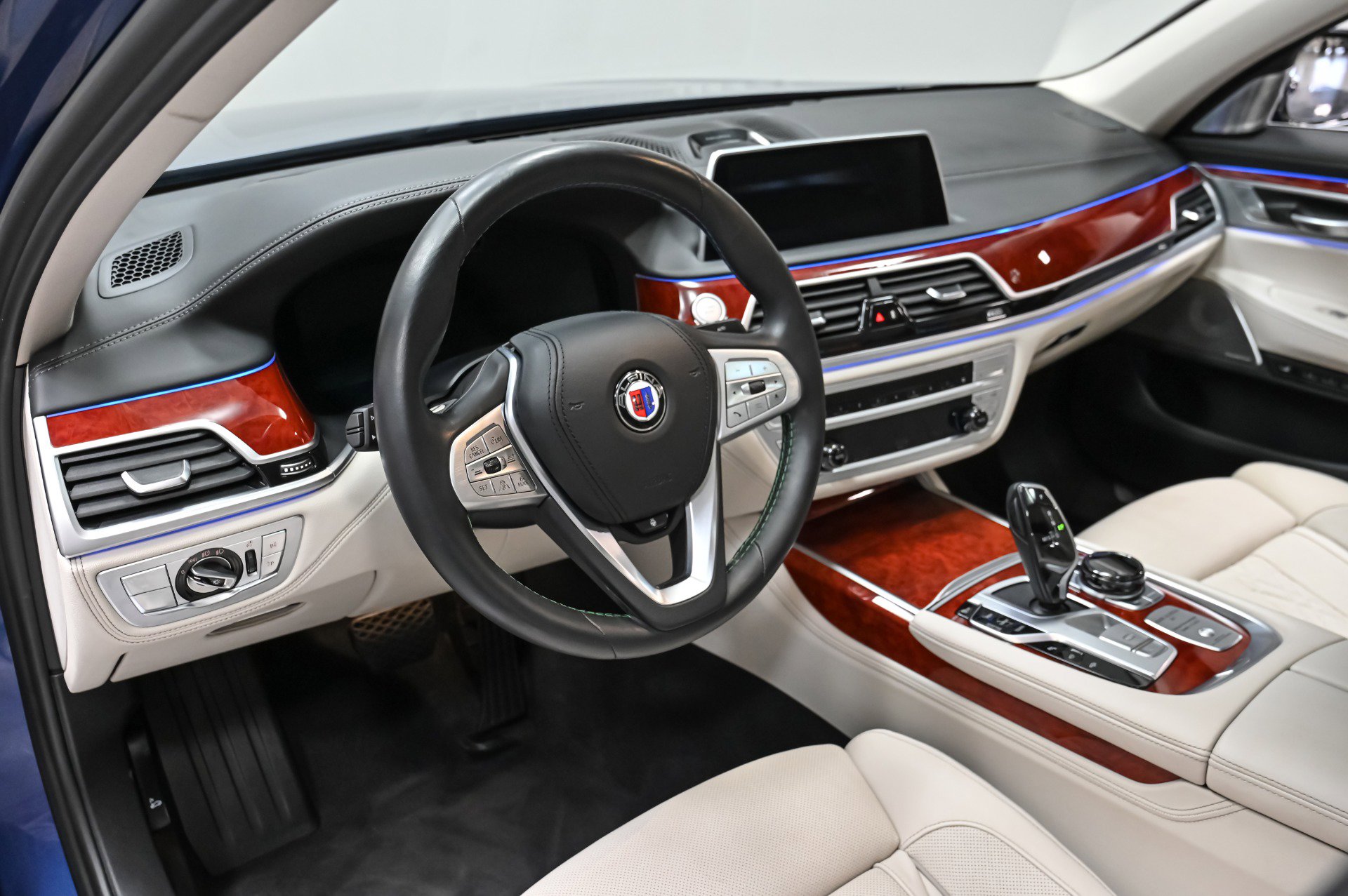 Used 2022 BMW ALPINA B7 xDrive w/ Luxury Rear Seating Package image 5