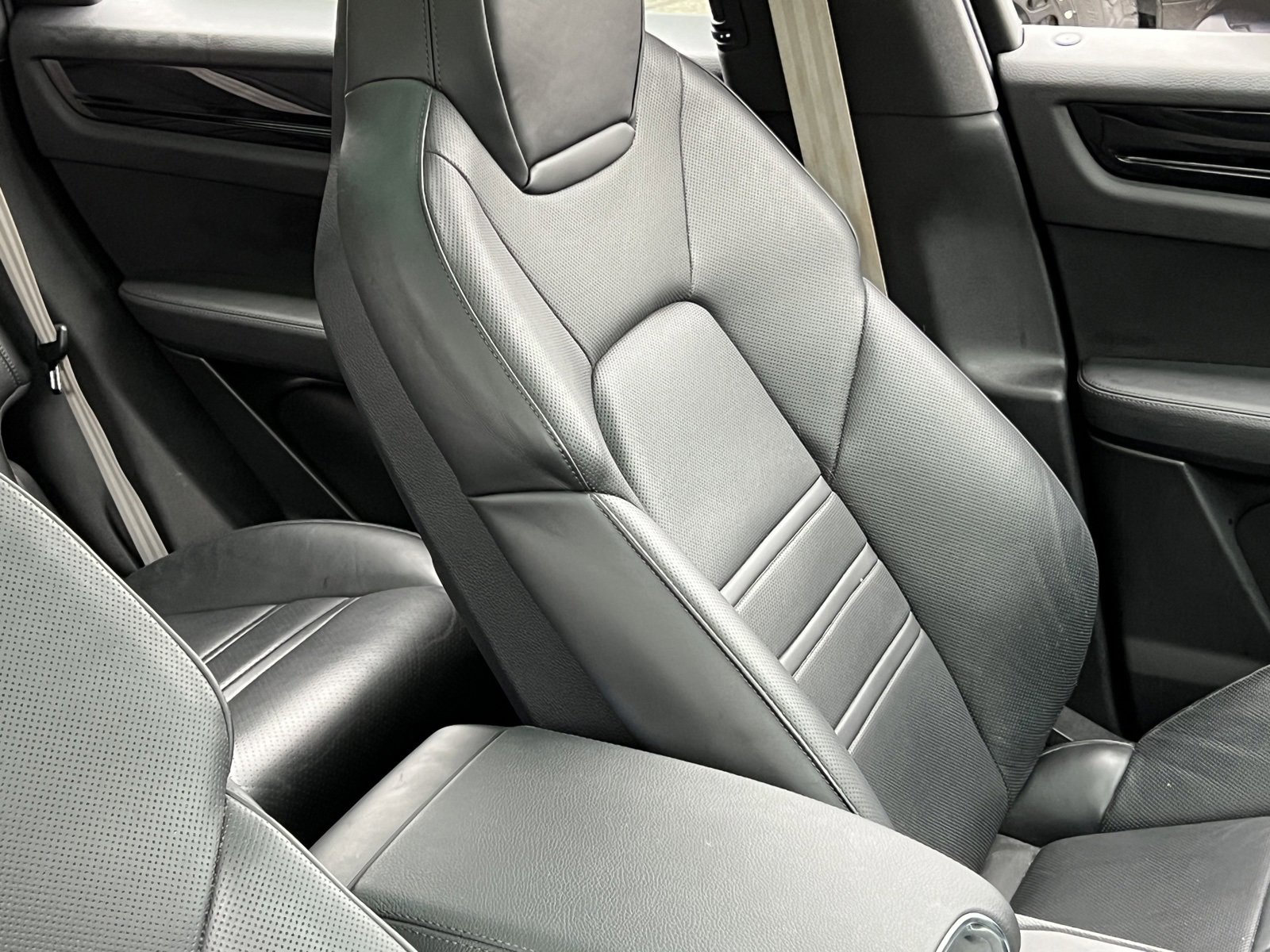 Certified 2022 Porsche Cayenne Platinum Edition image 16