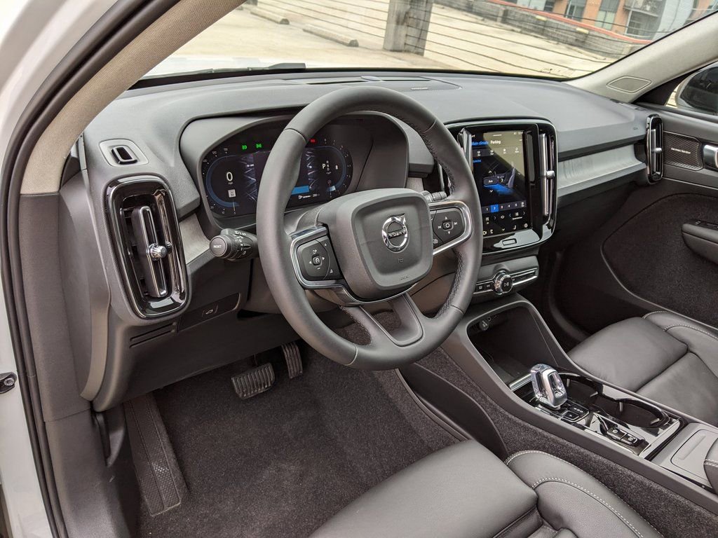 Certified 2025 Volvo XC40 B5 Ultra w/ Climate Package image 8