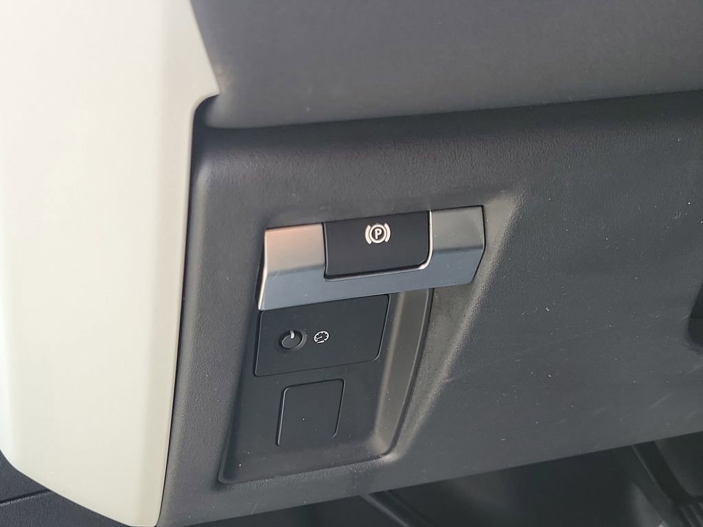 Used 2021 Land Rover Defender 110 image 25