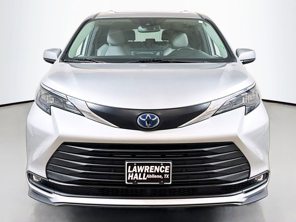 Used 2025 Toyota Sienna XLE image 2