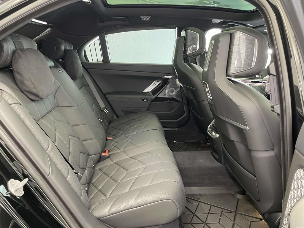 Used 2025 BMW i7 xDrive60 w/ Executive Package AWD/4WD image 19