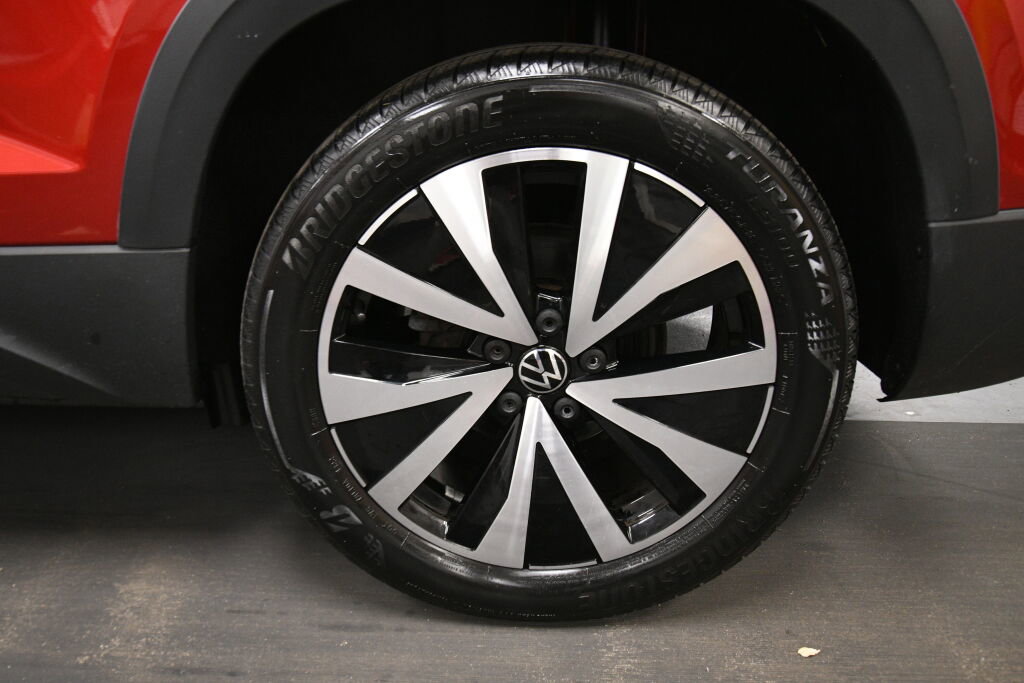 Used 2023 Volkswagen Taos SE w/ Panoramic Sunroof Package AWD/4WD image 32
