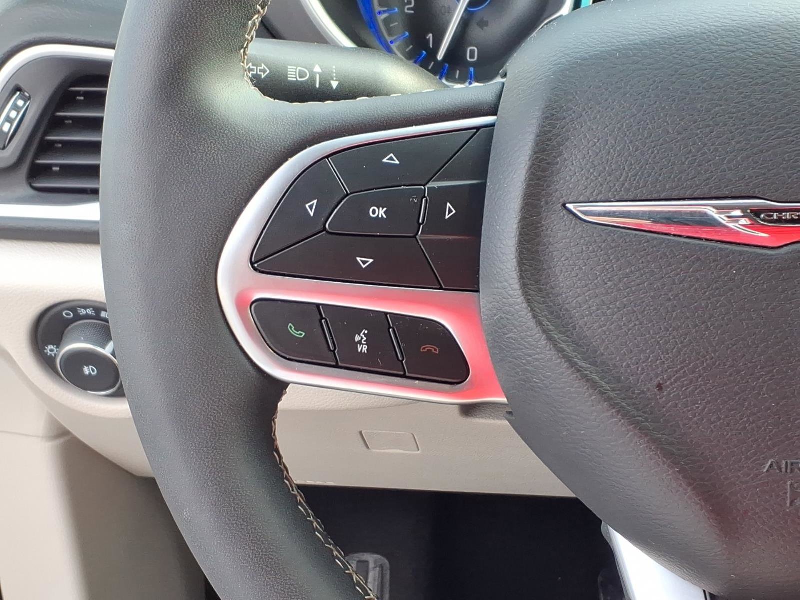 Used 2024 Chrysler Pacifica Touring-L image 18